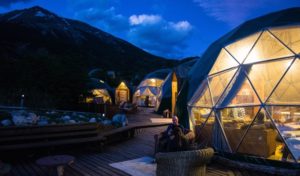 Scopri di più sull'articolo GLAMPING: CUPOLE GEODETICHE PER UN CAMPEGGIO CHIC IN MEZZO ALLA NATURA